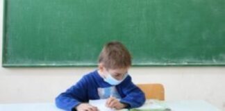 Με μάσκες και σε τάξεις με μικρότερο αριθμό μαθητών η επιστροφή στα σχολεία στην Ευρώπη
