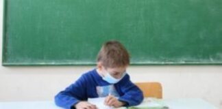 Με μάσκες και σε τάξεις με μικρότερο αριθμό μαθητών η επιστροφή στα σχολεία στην Ευρώπη