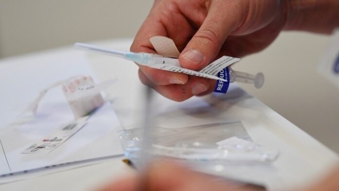 Ξανάρχισαν οι δοκιμές του εμβολίου της AstraZeneca