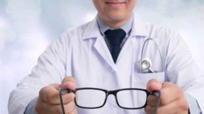 Covid-19: Όσοι φοράνε γυαλιά έχουν μικρότερη πιθανότητα να αρρωστήσουν;