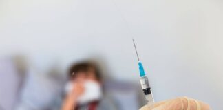 Μικρότερη πιθανότητα να μολυνθούν από τον κορονοϊό όσοι έκαναν αντιγριπικό εμβόλιο