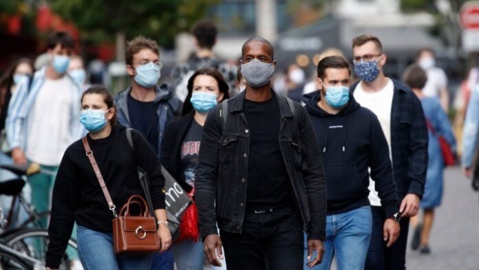 Διαδηλώσεις κατά της μάσκας: Οι ψευδείς πληροφορίες πίσω από τα επιχειρήματα