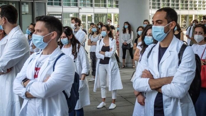 Κορυφαίος λοιμωξιολόγος Κρίστιαν Ντόστεν: Η πανδημία ξεκινά μόλις τώρα