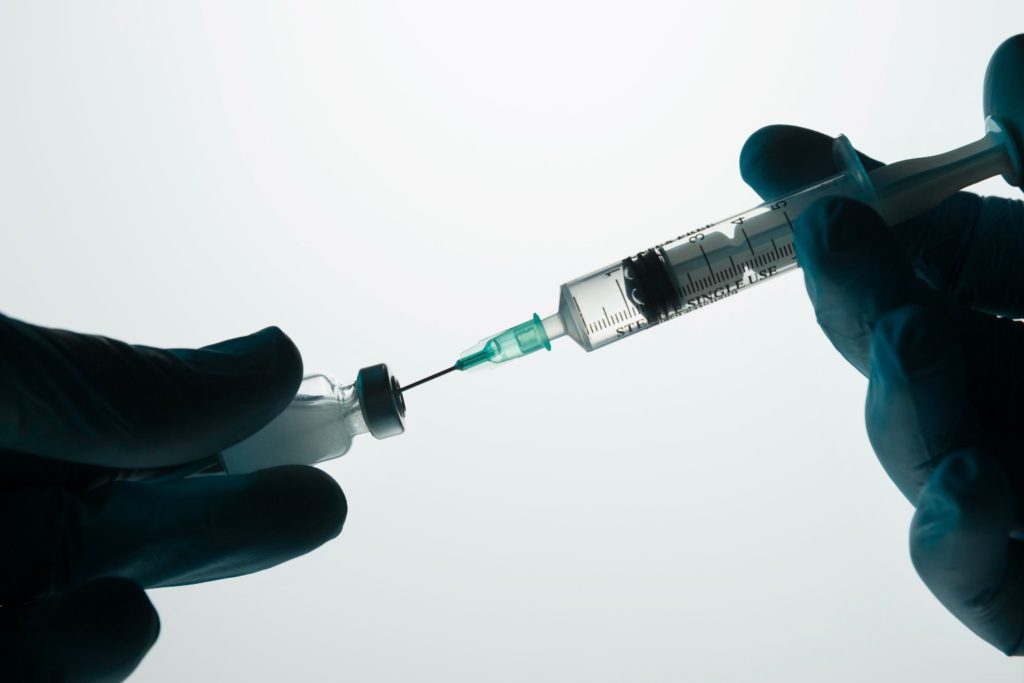 Εμβόλιο Pfizer/BioNtech - Διευκρινήσεις: Παρενέργειες, συχνότητα εμβολιασμού, ποιοί δεν πρέπει να εμβολιαστούν
